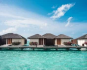 Villas sobre el agua turquesa de un atolón de Maldivas