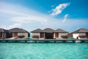 Villas sobre el agua turquesa de un atolón de Maldivas