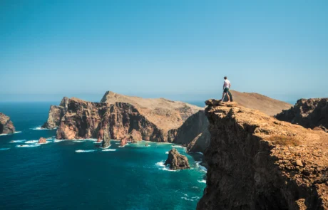 Acantilados de Ponta de São Lourenço sobre el Atlántico, Madeira Acantilados ocres de Ponta de São Lourenço sobre un mar azul intenso en el extremo este de Madeira