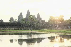 Angkor Wat tenpluaren dorreak (Kanbodia) urmaelean islatuta, egunsentiko argi urreztatuarekin