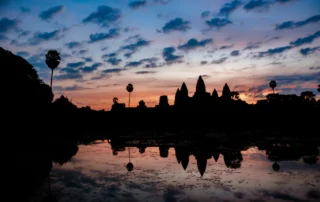 Angkor Wat tenpluaren silueta uretan islatuta ilunabarreko zeru azpian, Kanbodia