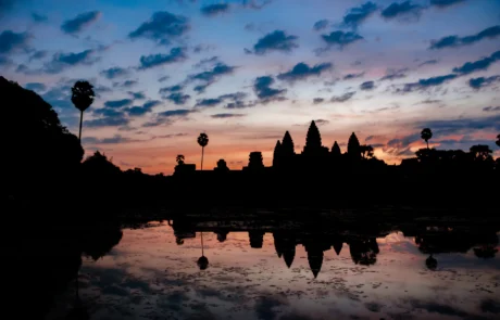 Angkor Wat tenpluaren silueta uretan islatuta ilunabarreko zeru azpian, Kanbodia