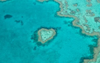 Arrecife en forma de corazón en la Gran Barrera de Coral Vista aérea del arrecife con forma de corazón en aguas turquesas de la Gran Barrera de Coral
