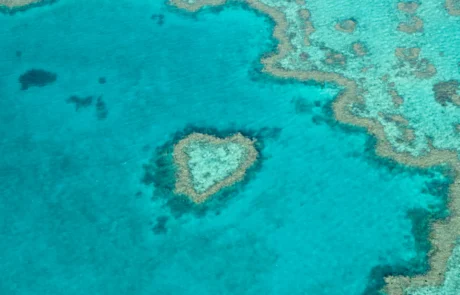 Arrecife en forma de corazón en la Gran Barrera de Coral Vista aérea del arrecife con forma de corazón en aguas turquesas de la Gran Barrera de Coral