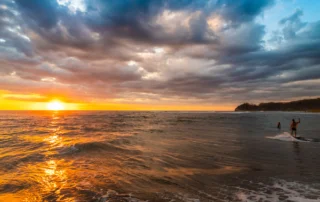Ilunabar urrekara Pazifikoaren gainean Nosarako hondartzan, Guanacaste, Costa Rica