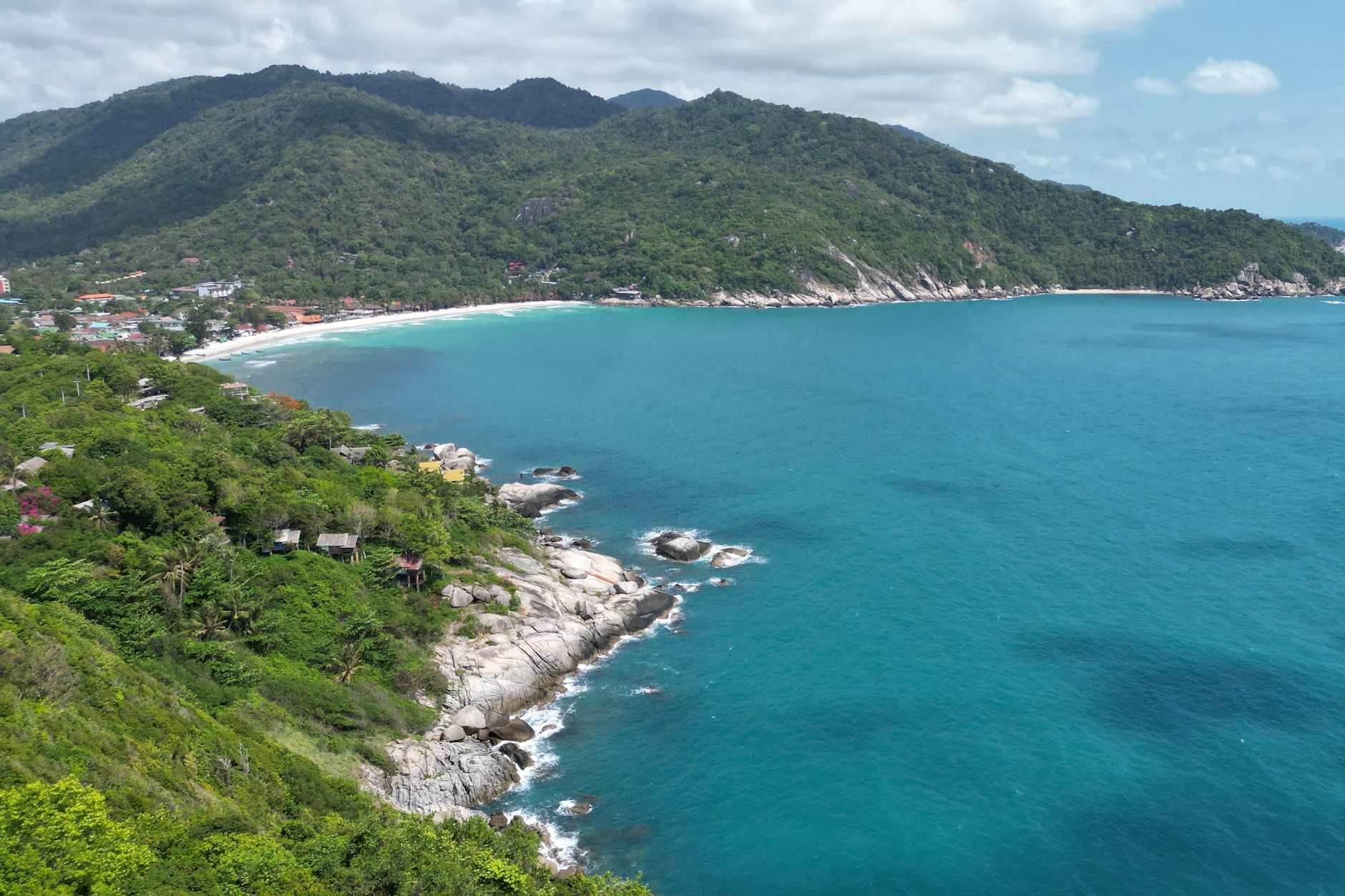 Bahía de aguas turquesas rodeada de selva en una isla del golfo de Tailandia