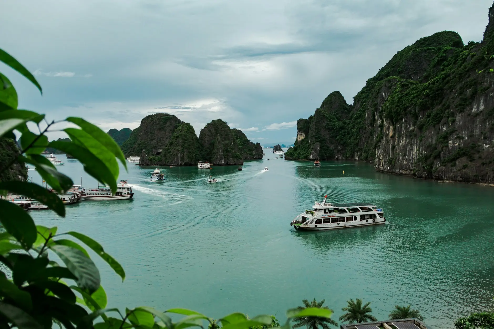 Gurutzaldi-ontziak Halong badiako (Vietnam) oihanez estalitako uharteen artean nabigatzen