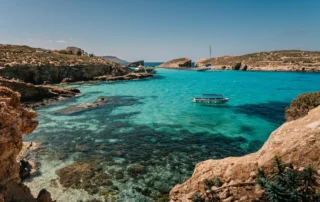 Itsasontzia ainguratuta Blue Lagoongo ur turkesa eta gardenetan, Comino uhartean