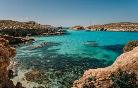 Itsasontzia ainguratuta Blue Lagoongo ur turkesa eta gardenetan, Comino uhartean