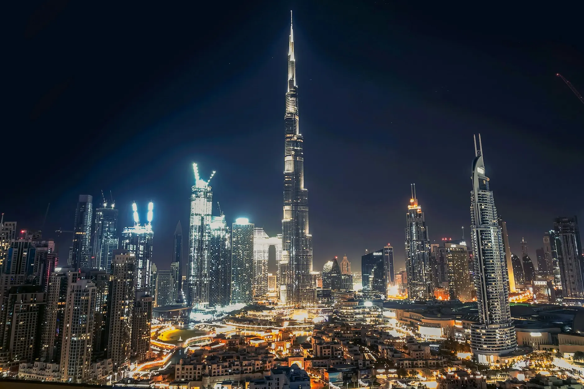 Burj Khalifa Dubaiko erdiguneko skyline argiztatuaren gainetik, gauez