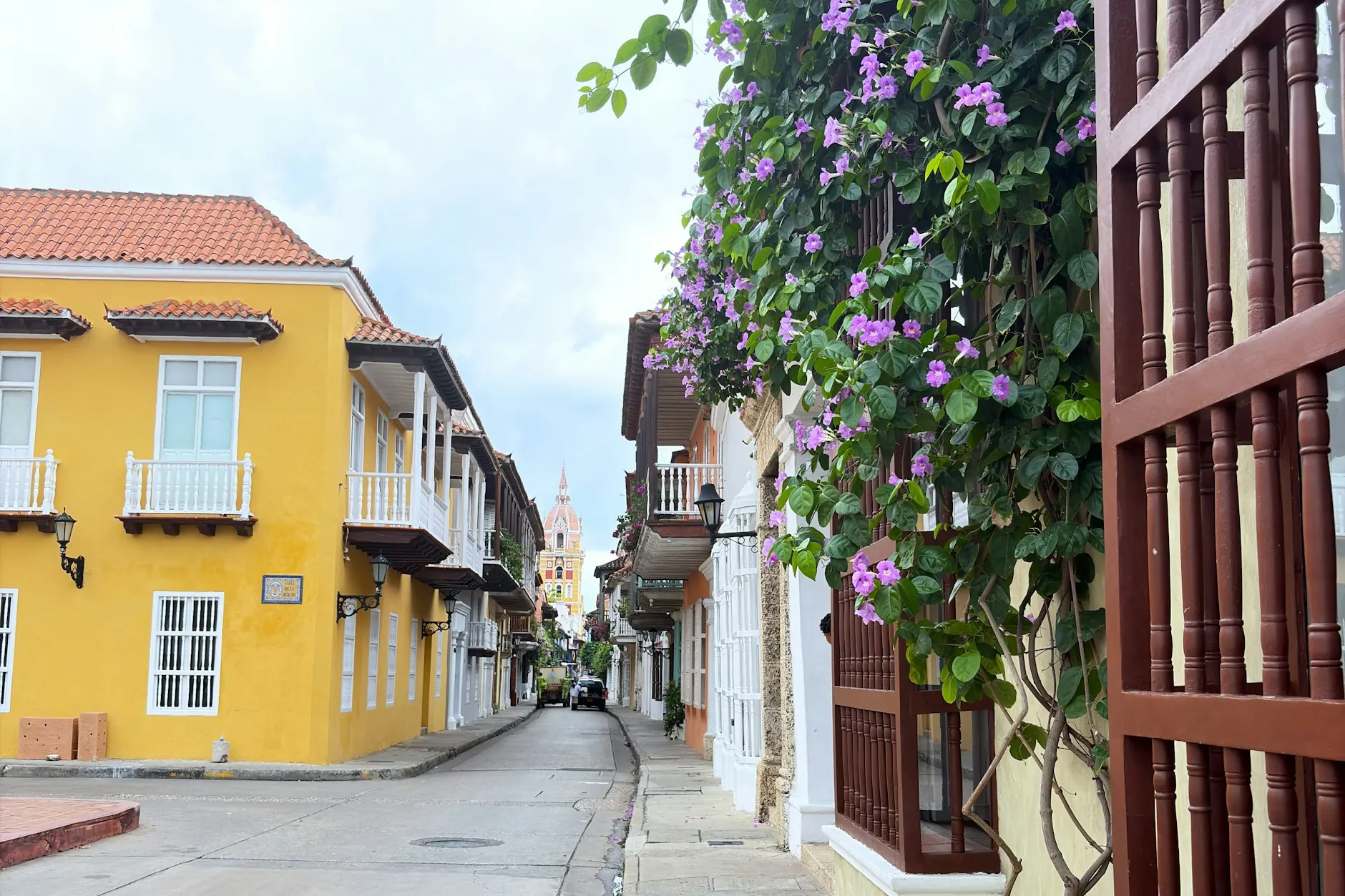 Cartagena de Indiaseko kale koloniala, etxe koloretsu, egurrezko balkoi eta bugainbilea loratuekin