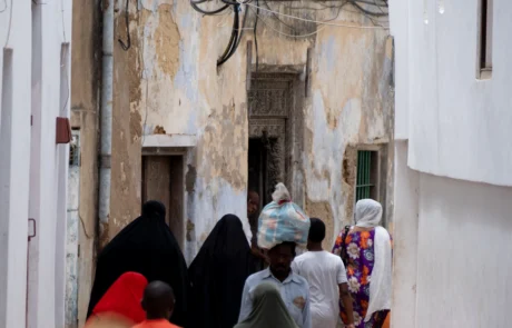 Bizilagunak Stone Towngo kalexka estu batean oinez, fatxada zaharren artean, Zanzibar