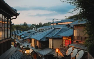Gionen teilatu eta kale tradizionalak ilunabarrean, Kioto Gion auzoko zurezko etxeak eta teilatu tradizionalak ilunabarrean, Kioton, Japonian