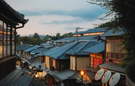 Gionen teilatu eta kale tradizionalak ilunabarrean, Kioto Gion auzoko zurezko etxeak eta teilatu tradizionalak ilunabarrean, Kioton, Japonian