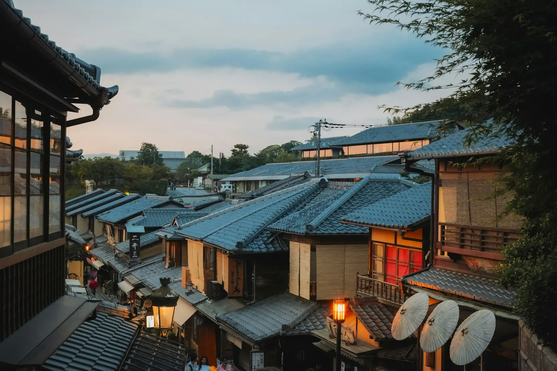 Casas de madera y tejados tradicionales del barrio de Gion al atardecer en Kioto, Japón