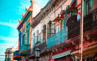 Koloretako fatxadak eta burdinazko balkoiak Caminito auzoan, La Boca, Buenos Aires