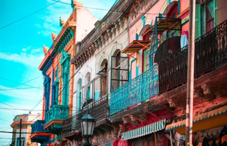 Koloretako fatxadak eta burdinazko balkoiak Caminito auzoan, La Boca, Buenos Aires