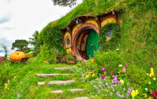 Hobbit etxea ate berdearekin Hobbitonen Hobbit zuloa ate biribil berdearekin, loreen eta belarraren artean Hobbitonen, Zeelanda Berria