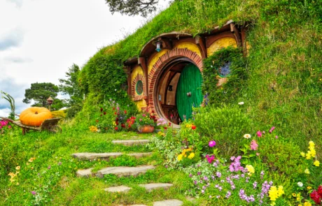 Hobbit etxea ate berdearekin Hobbitonen Hobbit zuloa ate biribil berdearekin, loreen eta belarraren artean Hobbitonen, Zeelanda Berria