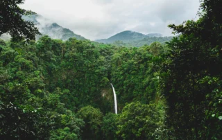 La Fortuna ur-jauzia Arenaleko oihan tropikal oparoaren artean erortzen, Costa Rican