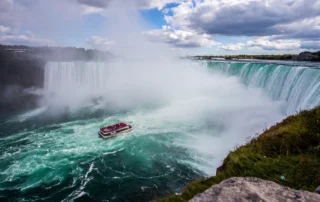 Niagarako ferra-formako ur-jauziak, ontzia lainoaren artean Ontzia lainoaren artean nabigatzen Niagarako Horseshoe ur-jauzien azpian, Ontarion, Kanadan