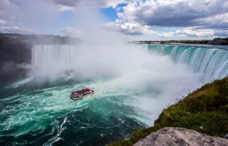 Niagarako ferra-formako ur-jauziak, ontzia lainoaren artean Ontzia lainoaren artean nabigatzen Niagarako Horseshoe ur-jauzien azpian, Ontarion, Kanadan