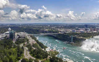 Cataratas del Niágara vistas desde el aire con el río y el puente del Arco Iris