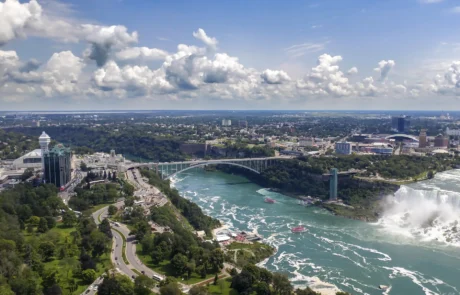 Cataratas del Niágara vistas desde el aire con el río y el puente del Arco Iris
