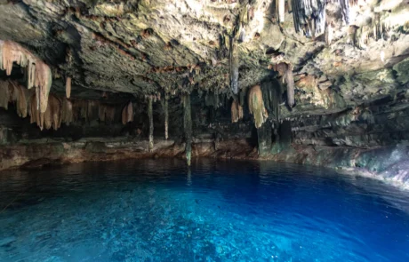 Ur urdin gardeneko lurpeko zenotea Yucatánen Kobazulo bateko zenotea, estalaktitekin eta ur urdin gardenekin, Yucatán penintsulan