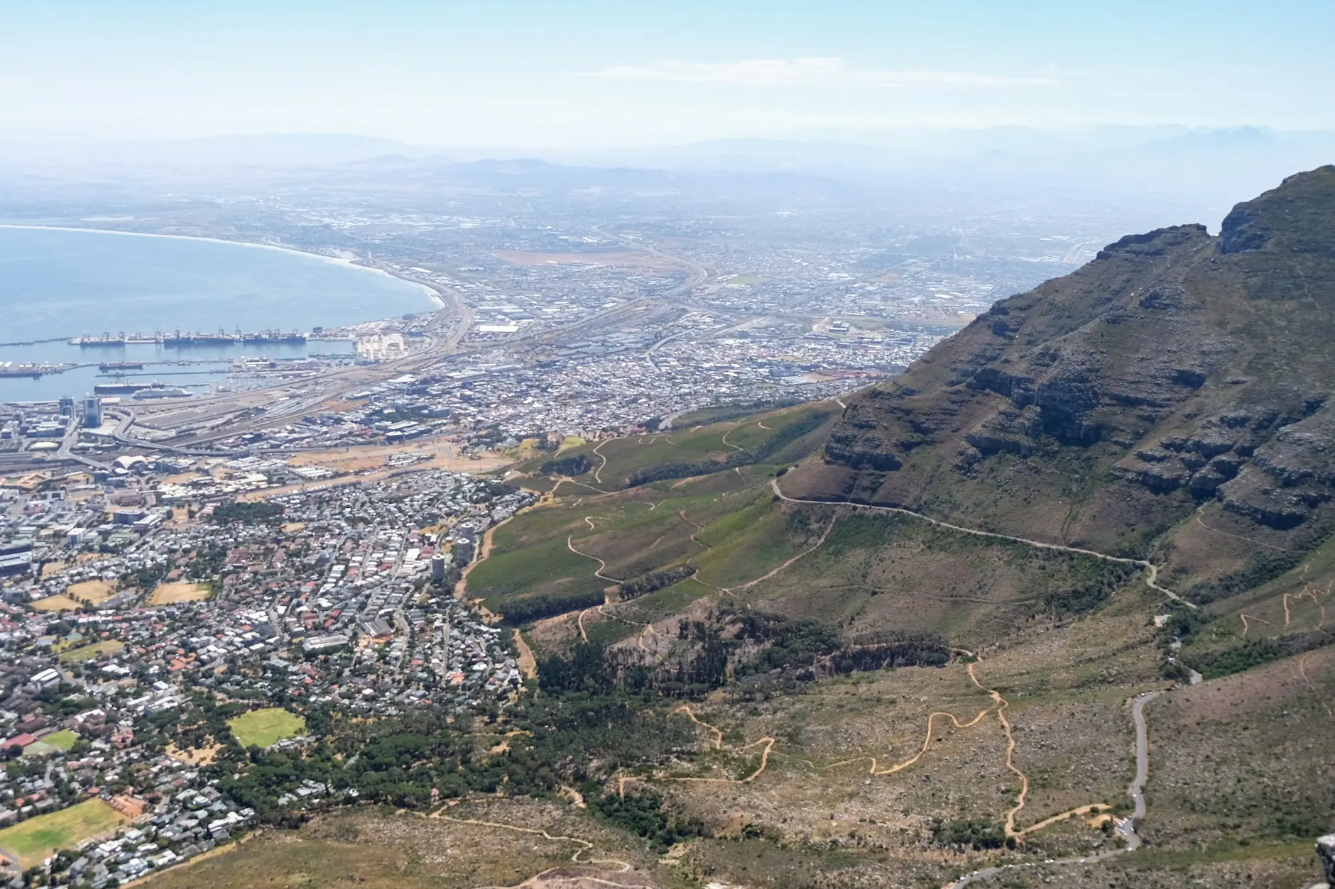 Lurmutur Hiriaren panoramika itsasoaren ondoan, badia eta mendiaren hegalak lehen planoan
