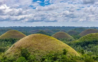Las Colinas de Chocolate de Bohol, Filipinas, colinas cónicas cubiertas de hierba entre la vegetación