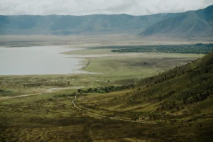 Ngorongoroko kraterraren panoramika, bere lakua eta ertz bolkanikoaren hegal berdeak