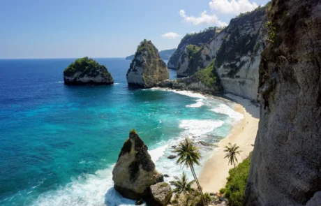 Diamond Beach en Nusa Penida, Bali, con aguas turquesas Aguas turquesas, arena blanca y rocas de Diamond Beach en Nusa Penida, Bali, entre acantilados