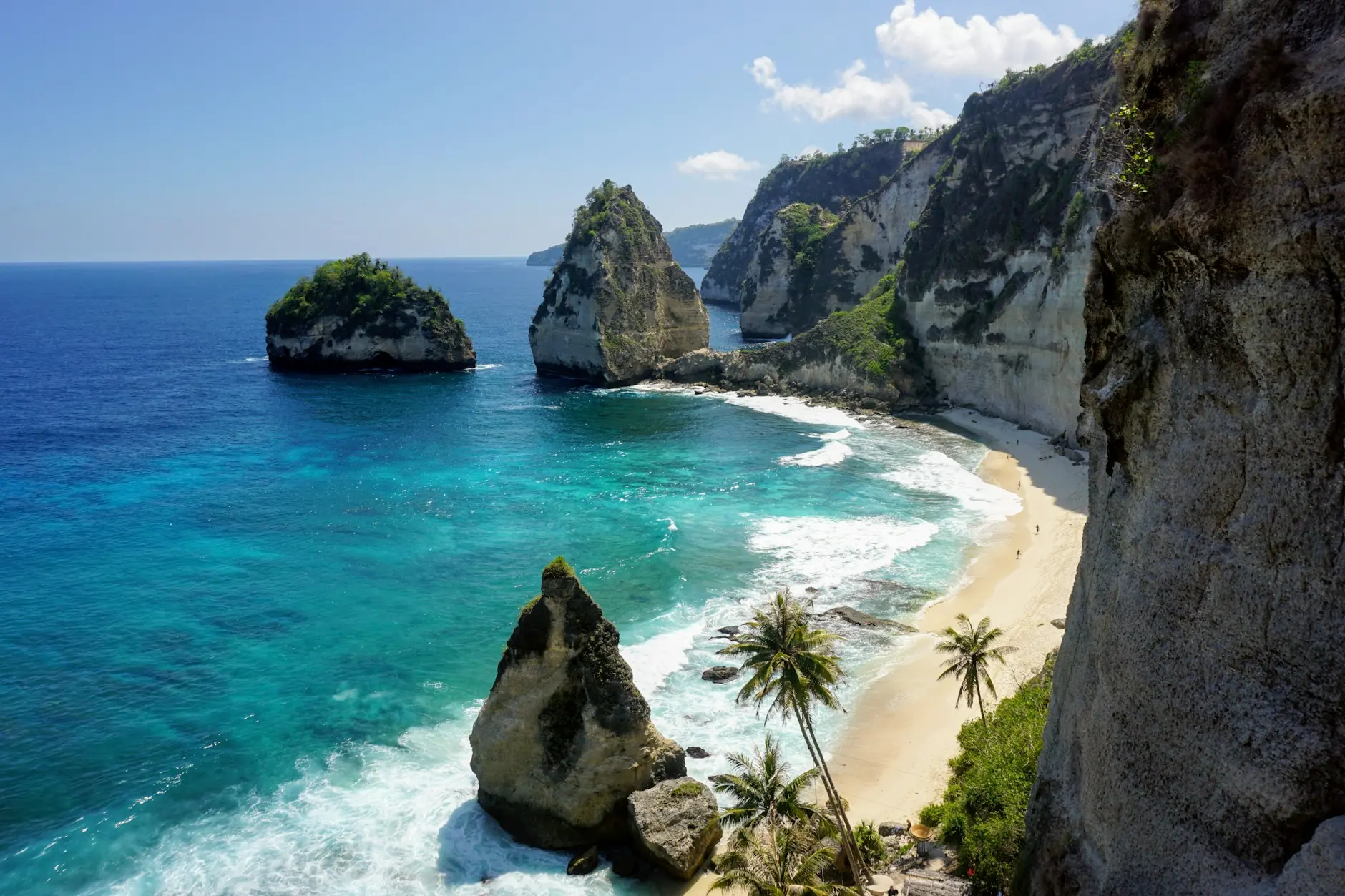 Aguas turquesas, arena blanca y rocas de Diamond Beach en Nusa Penida, Bali, entre acantilados