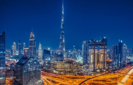 Burj Khalifa eta Dubaiko skyline argiztatua gauez Burj Khalifa Downtown Dubaiko skyline argiztatuaren gainetik nagusi, iluntzean