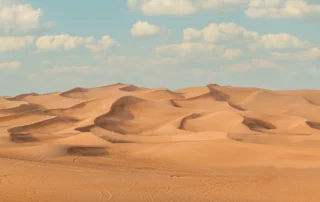 Lahbab basamortuko duna urreztatuak, Dubain Hare urreztatuzko dunak zeru hodeitsupean Lahbab basamortuan, Dubai