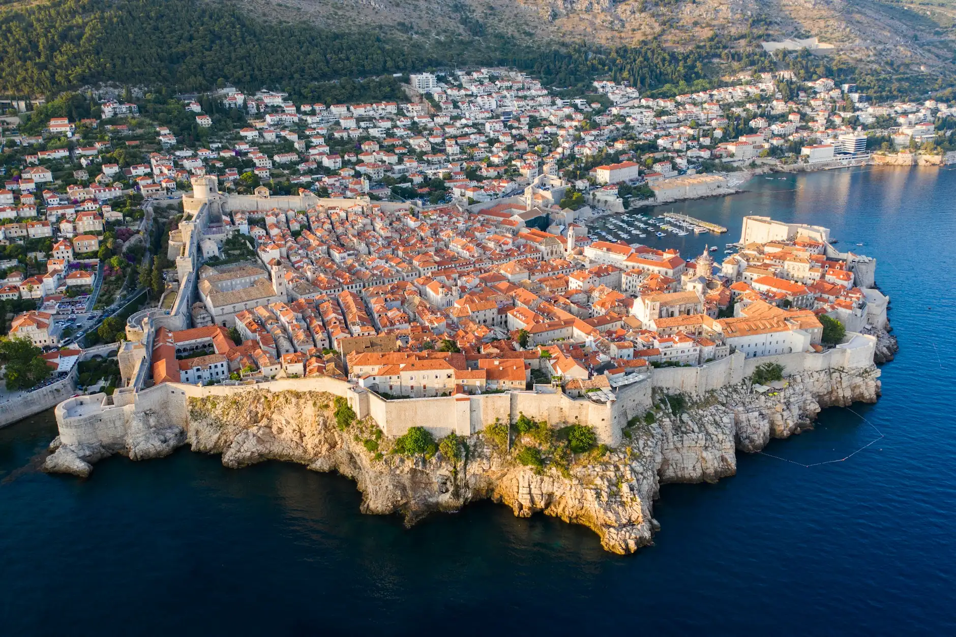 Dubrovnikeko alde zahar harresituaren aireko ikuspegia Adriatikoaren gainean, argi urreztatuarekin