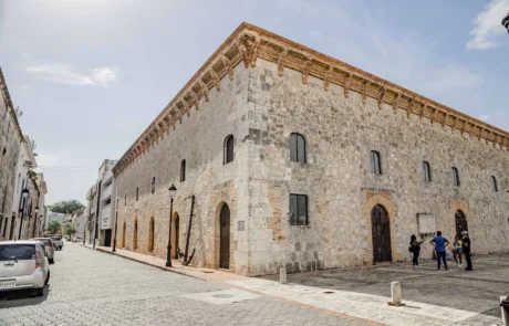Eraikin kolonial baten harrizko fatxada eta harri-galtzadako kalea Santo Domingoko Zona Colonialean