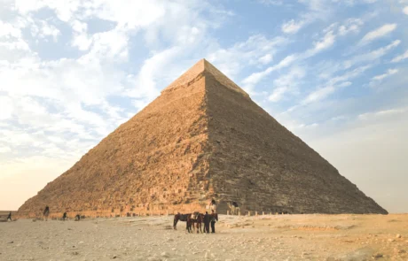 Kefrenen piramidea Gizako goi-lautadan, Egipto Kefrenen piramidea Gizan, gameluak oinetan dituela, zeru hodeitsupean