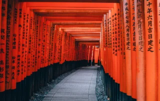 Fushimi Inari santutegiko torii gorrien tunela Kioton Harrizko bidezidorra Fushimi Inari santutegiko torii gorri bizien tunelaren azpian, Kioton