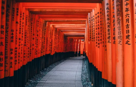 Fushimi Inari santutegiko torii gorrien tunela Kioton Harrizko bidezidorra Fushimi Inari santutegiko torii gorri bizien tunelaren azpian, Kioton