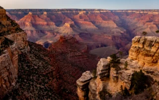Coloradoko Arroila Handia ilunabarrean South Rimetik Coloradoko Arroila Handiaren horma gorrixkak ilunabarrean argiztatuta, hegoaldeko ertzetik ikusita, Arizonan