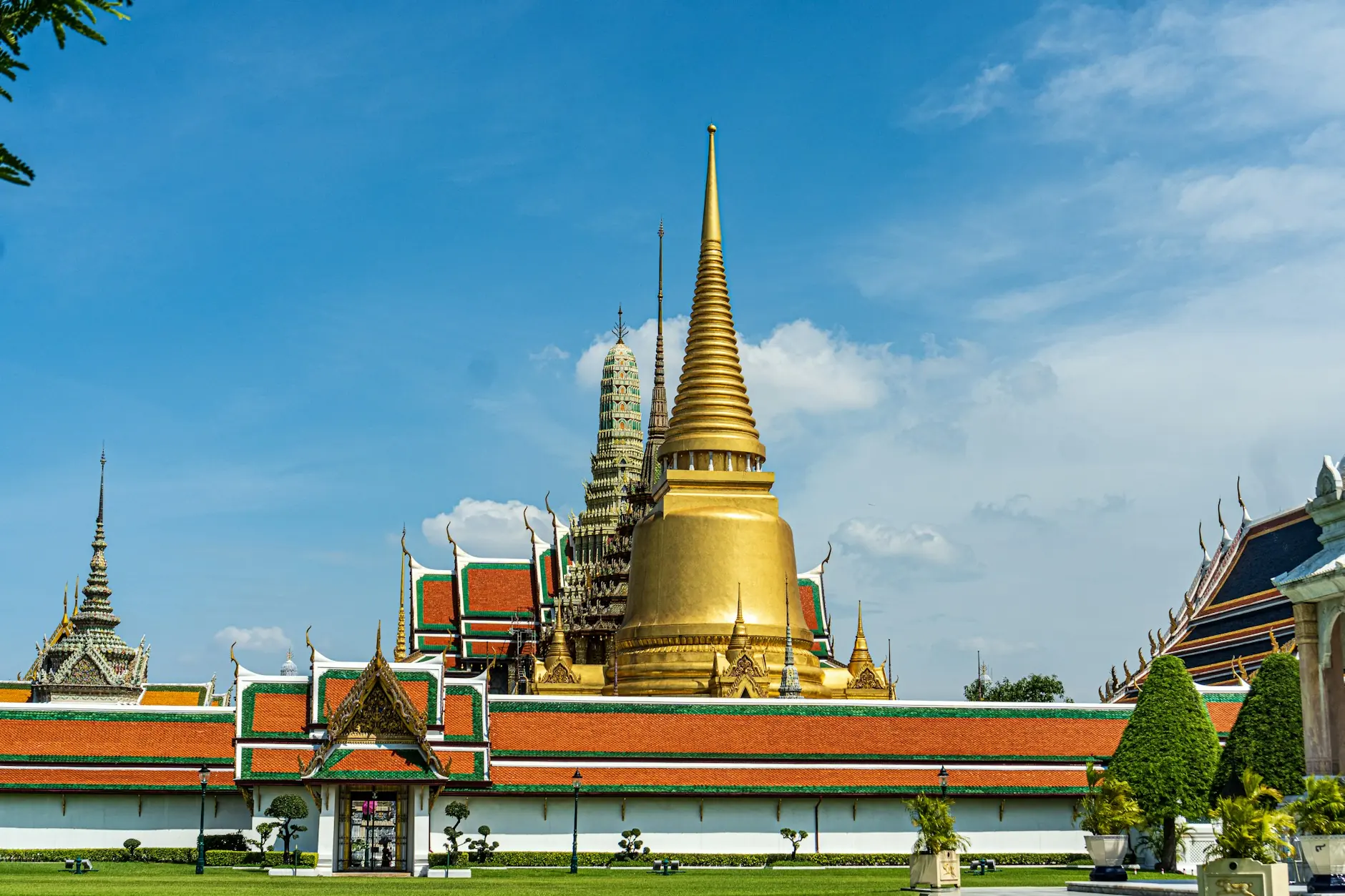 Bangkokeko Jauregi Handiko estupa urreztatua eta teilatu gorri eta berdeak, egun eguzkitsu batean