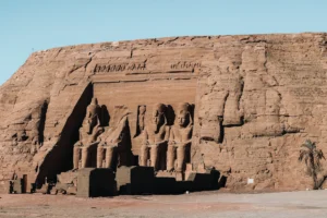 Fachada del gran templo de Abu Simbel con las cuatro estatuas colosales de Ramsés II en Egipto