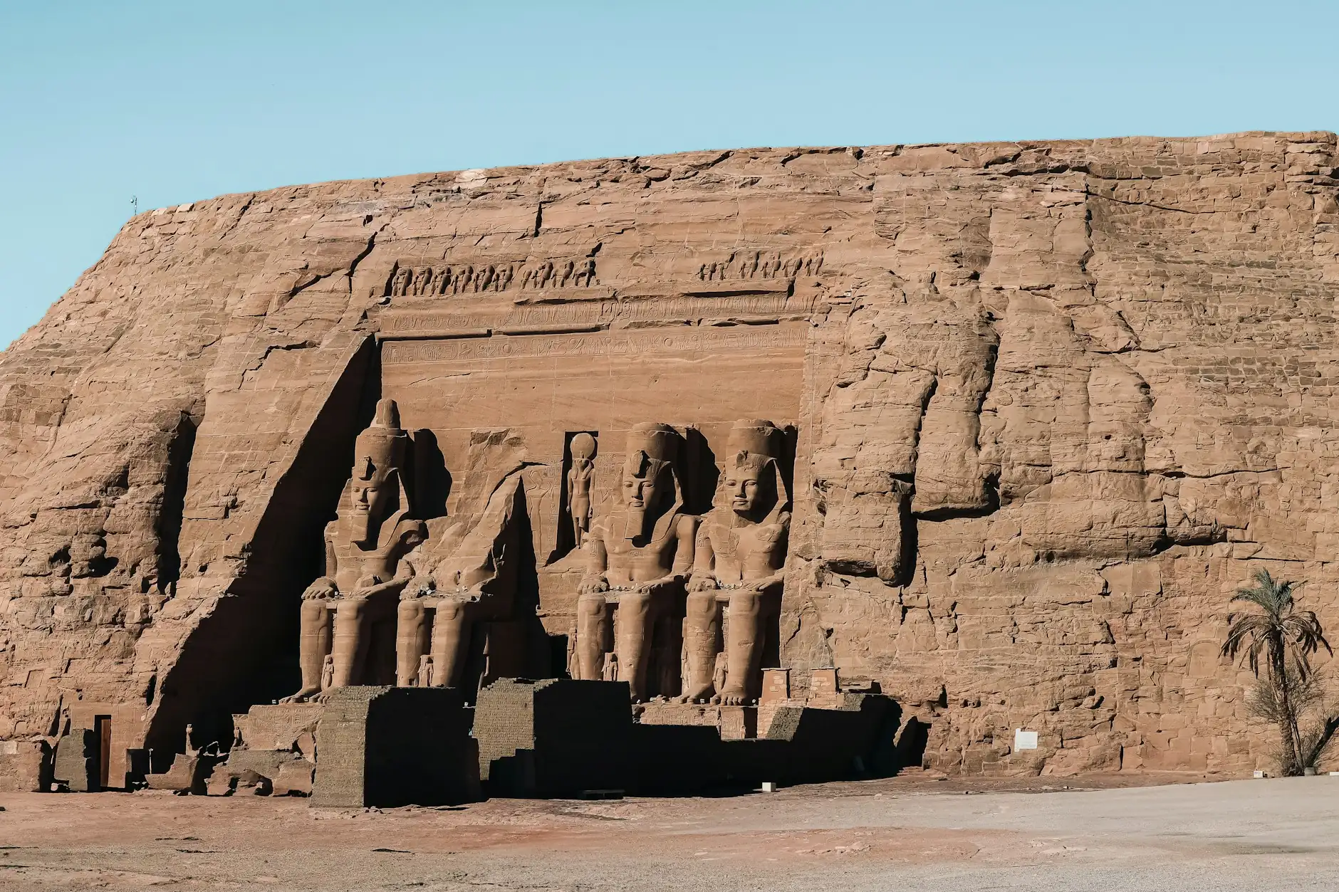 Fachada del gran templo de Abu Simbel con las cuatro estatuas colosales de Ramsés II en Egipto