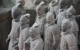 Xiango terrakotazko gudarien xehetasuna, lehen enperadorearen mausoleoko hobian lerrokatuta