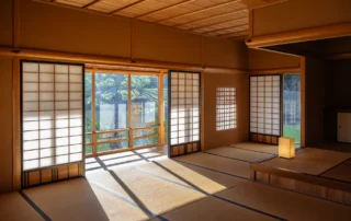 Tatami-gela shoji ateekin ryokan japoniar batean Ryokan bateko gela tradizionala, tatami-zoruarekin eta lorategira irekitako shoji ateekin, Japonian