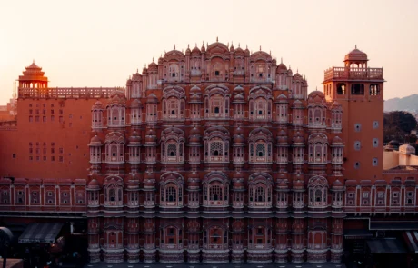 Hawa Mahalen fatxada arrosa ilunabarrean, Jaipur Hawa Mahalen fatxada arrosa, Jaipurreko Haizeen Jauregia, ilunabarreko argi epelarekin