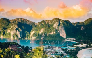 Koh Phi Phiko badia begiratokitik ikusita, itsasontziak eta mendi berdeak egunsentian