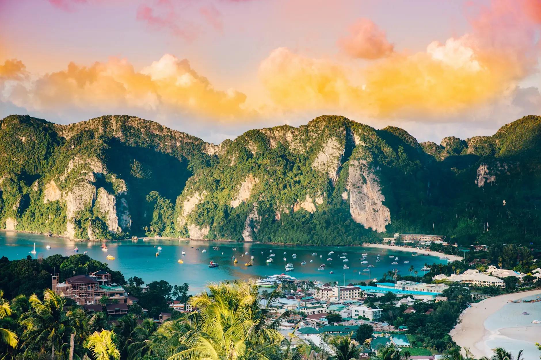 Vista desde el mirador de Koh Phi Phi de la bahía con barcos y montañas verdes al amanecer